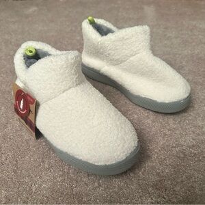 Dearfoams- Women’s White Slipper Boot- SIZE Small US 5-6